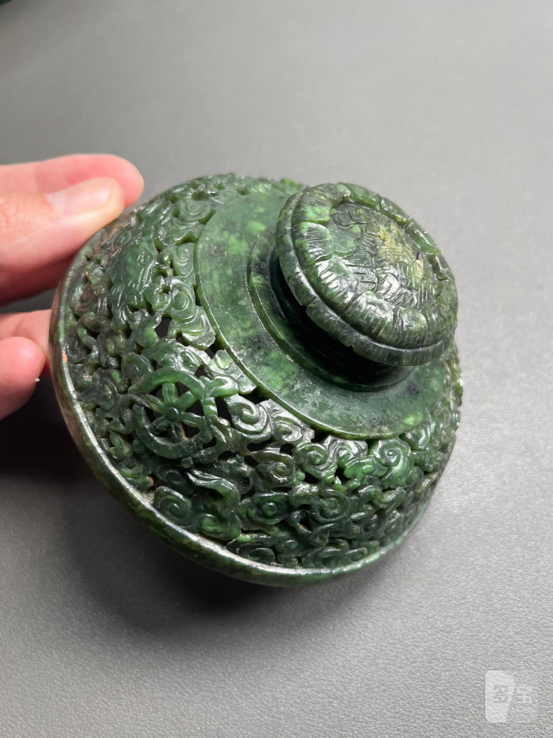 清乾隆  碧玉饕餮纹折沿熏炉（带木座） - 图6